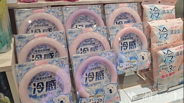 火牛配资 高温催生“降温经济”：挂脖冰圈火热，专家提醒 “清凉” 别踩坑